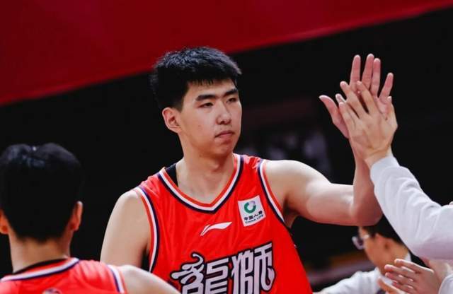 开云体育登录入口-10投狂砍24分14板！广东男篮弃将打成本土第一中锋，感谢杜锋成全